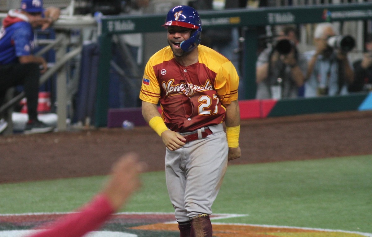 Javier Baez Drops No-Look Tag at World Baseball Classic