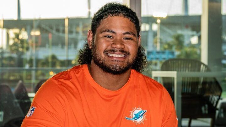 Dolphins Sign Jonah Savaiinaea